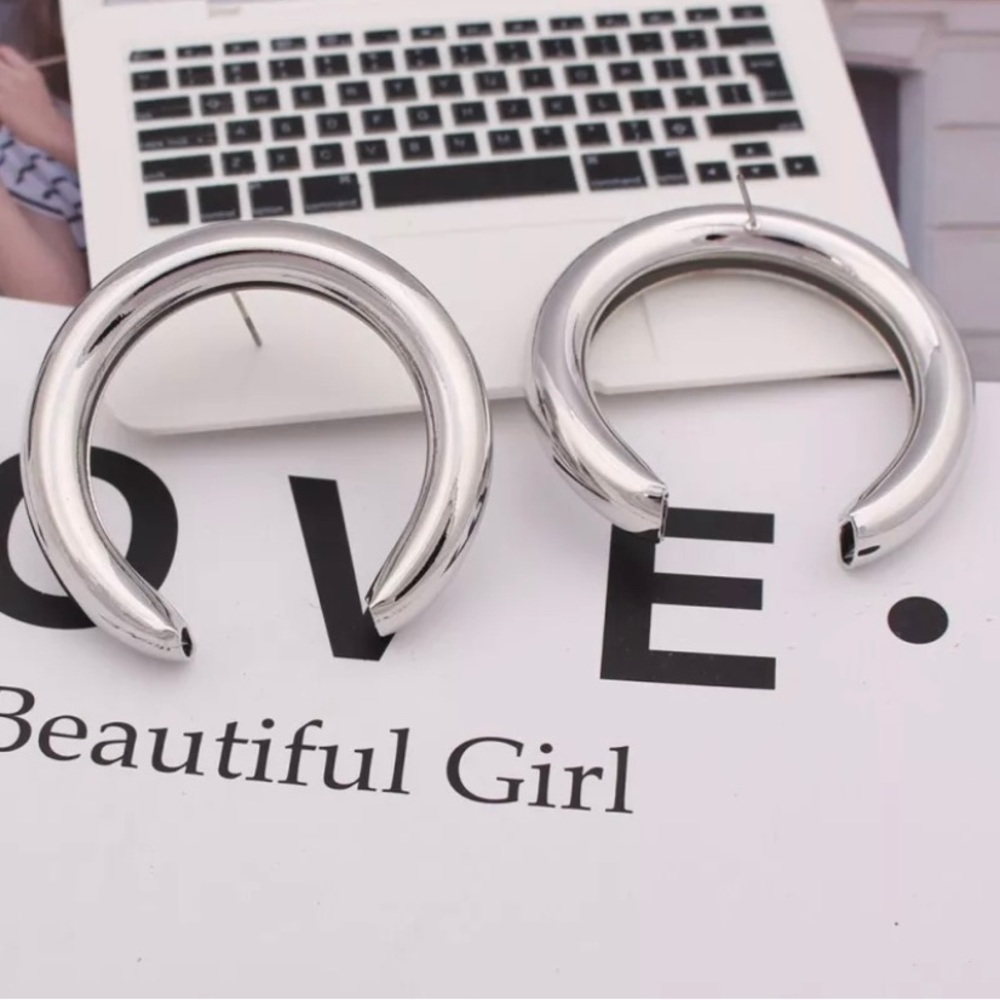 Large thick silver crescent 🌙 moon hoop earrings - Picture 4 of 5